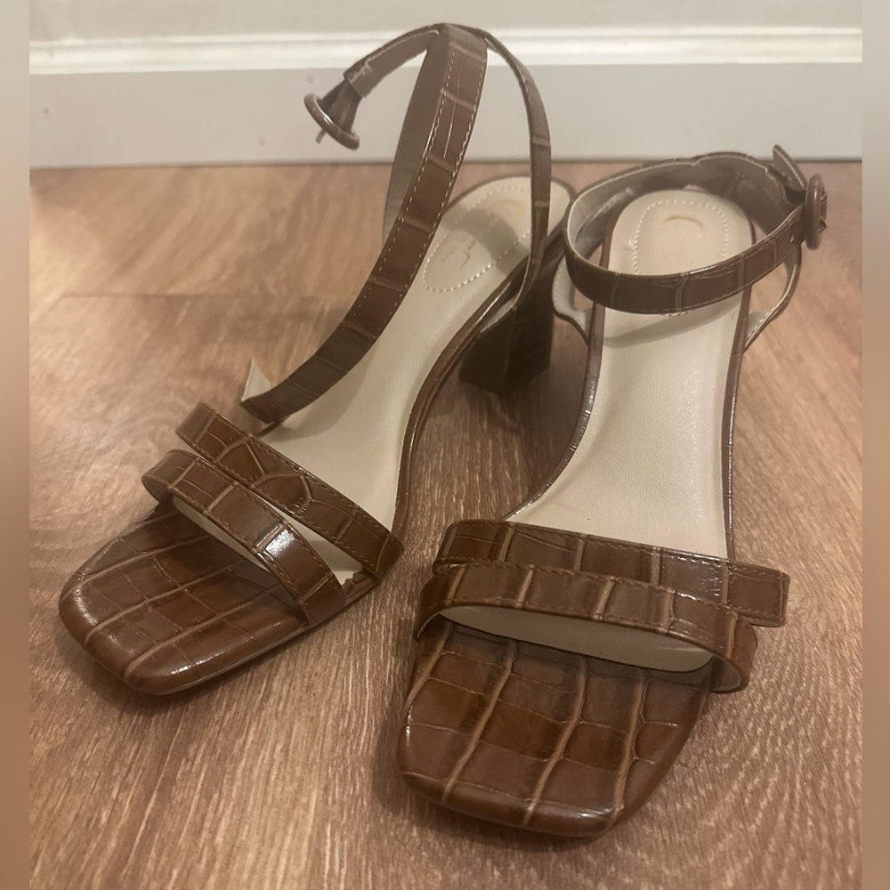 Brown patent leather short chunky mid heel open toe block heel
